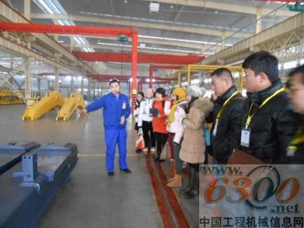 力士德公司代理商郑州天马公司员工亲临工厂参观访问 促进运输代理深度合作